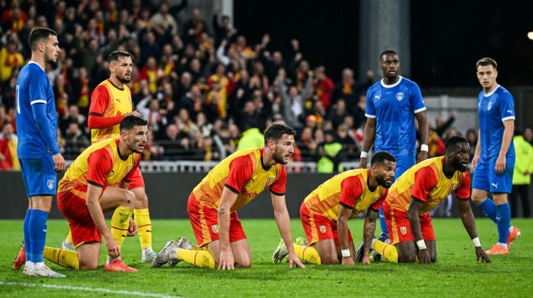 découvrez comment le rc lens, entre compétitivité et esprit de champions, se prépare à surmonter les défis pour rebondir avec force sur le terrain.