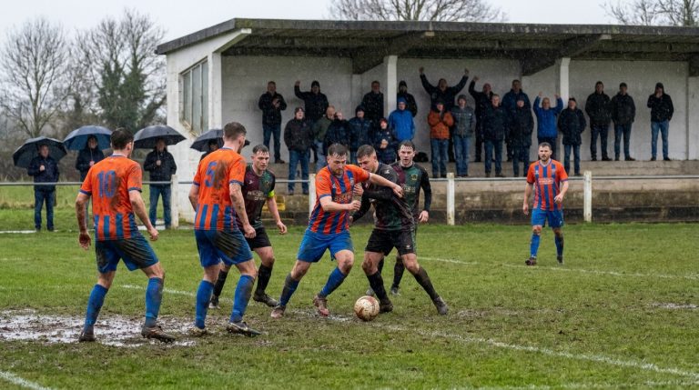 découvrez comment pluvigner a réussi à se relancer en football régional 1 en s'imposant face à l'équipe en bas du classement, un match décisif pour leur saison.
