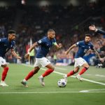 découvrez comment deschamps prépare l'équipe de france pour la coupe du monde 2026 avec une stratégie offensive centrée sur olise, mbappé, cherki et d'autres talents prometteurs.