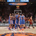 les knicks s'imposent à cleveland et se rapprochent d'une finale nba inédite depuis près de 30 ans, marquant un tournant historique pour l'équipe.