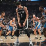les spurs de victor wembanyama subissent une défaite face au thunder, alors que la pression monte pour l'équipe dans cette saison nba intense.