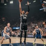 victor wembanyama impressionne à nouveau en menant les san antonio spurs à une victoire décisive contre minnesota, rapprochant son équipe du succès en nba.