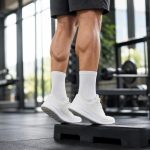 Exercice de musculation des mollets sur une marche dans une salle de sport lumineuse